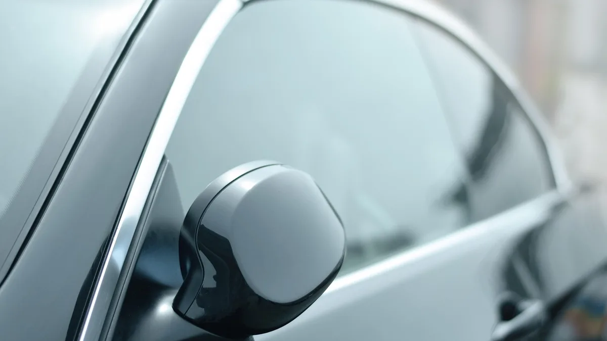 Nettoyer vitre voiture : la solution selon le budget et le temps